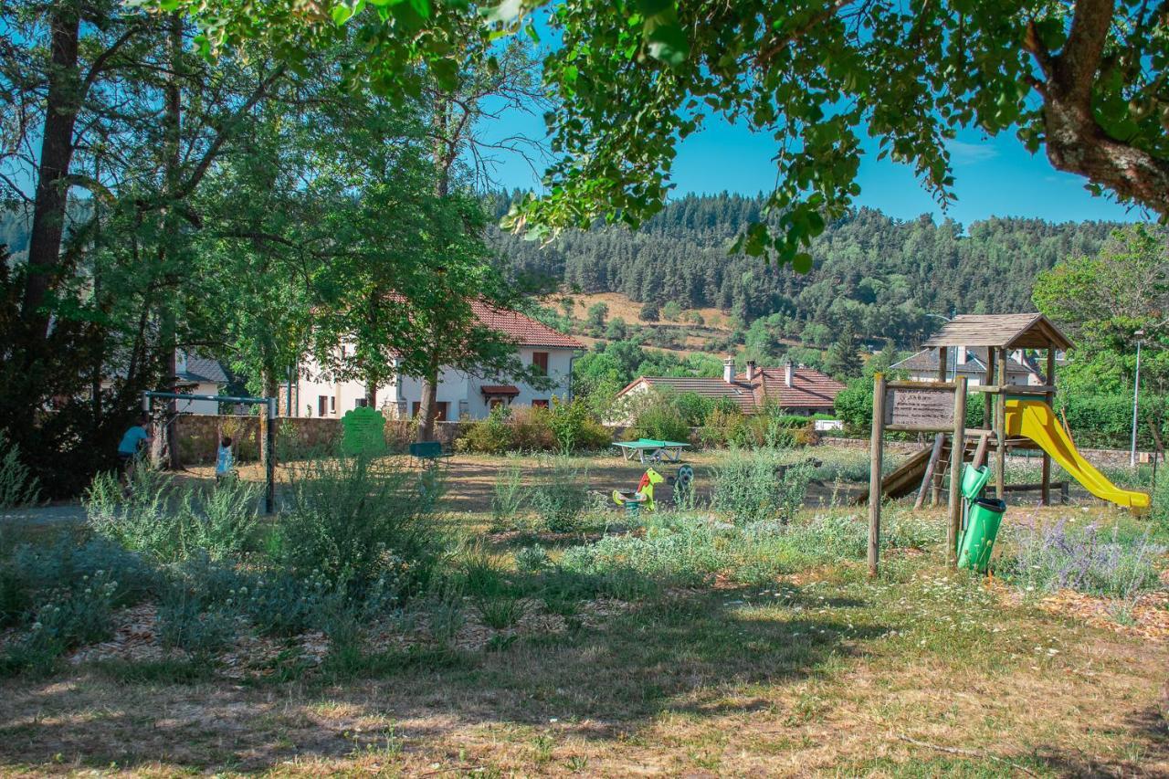 Villages De Gites Le Pigeonnier Le Malzieu-Ville Esterno foto